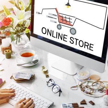 Bilgisayarda Çalışan Kadın