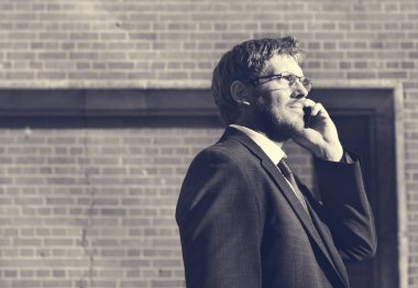 smartphone üzerinde konuşan işadamı 