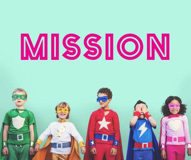 Süper kahramanlar neşeli çocuklar eğlenin