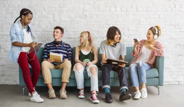 Dijital cihazlar kullanan öğrenciler 