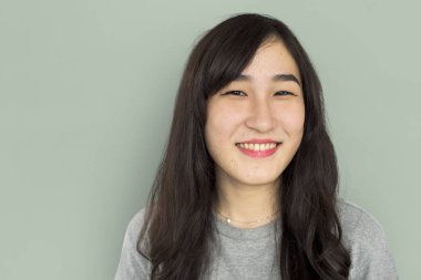 Asyalı kadın stüdyoda poz 