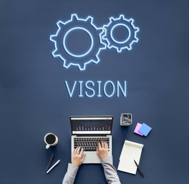 laptop ile çalışan kişi 