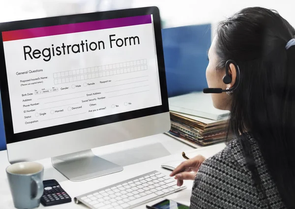 Businesswoman working on computer — Stock Photo, Image