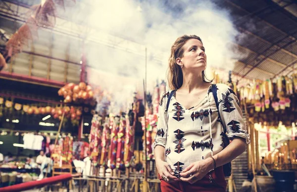Jovem mulher no templo chinês — Fotografia de Stock