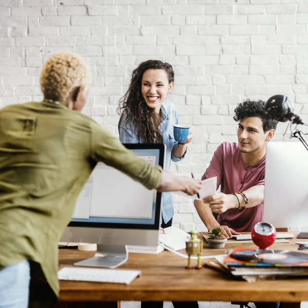 Hipsters travaillant dans le bureau contemporain — Photo