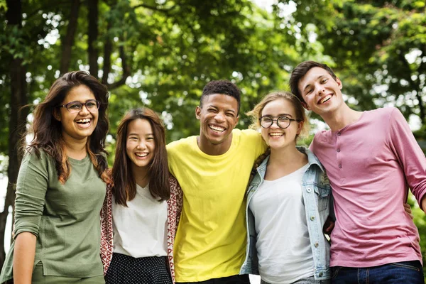 Diverse studenten buitenshuis — Stockfoto