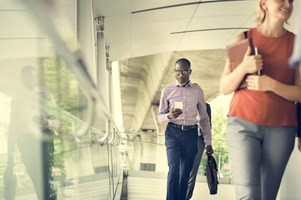 Persone che camminano nel corridoio dell'ufficio — Foto Stock