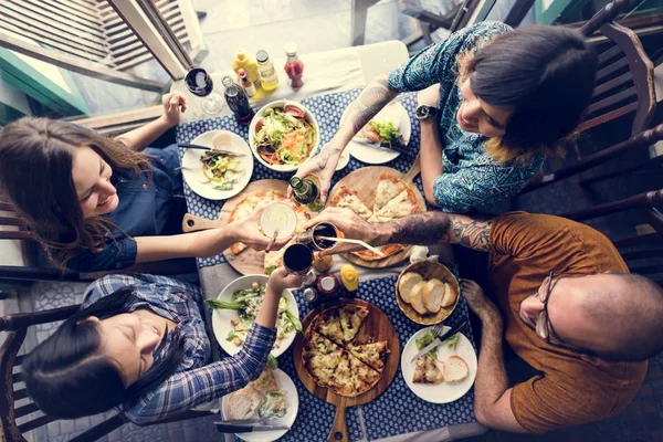 Freunde essen Pizza auf Party — Stockfoto