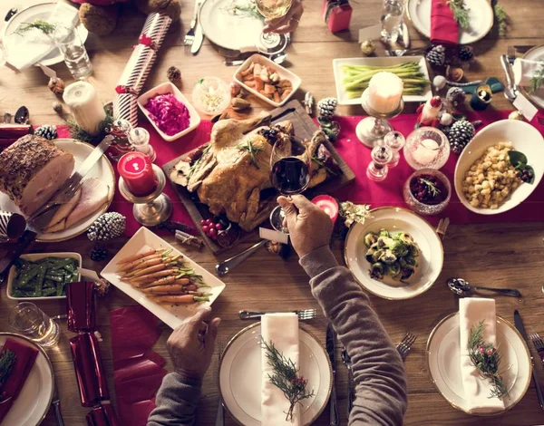 Personas comiendo en la mesa servida — Foto de Stock