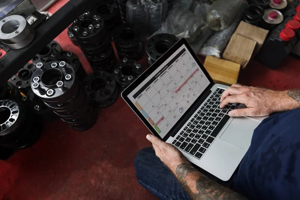 Meccanico di auto utilizzando laptop in garage — Foto Stock