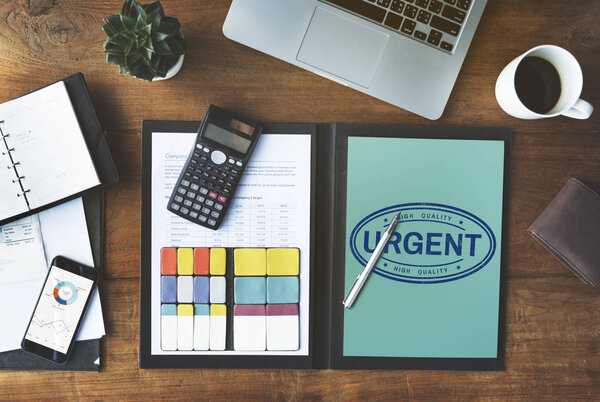 рабочий стол с офисными принадлежностями
