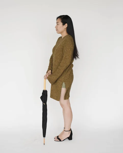 Asiatisk kvinna med paraply — Stockfoto