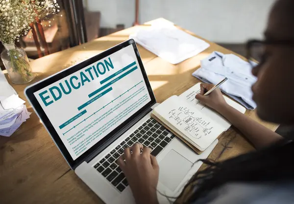 Woman working with laptop — Stock Photo, Image