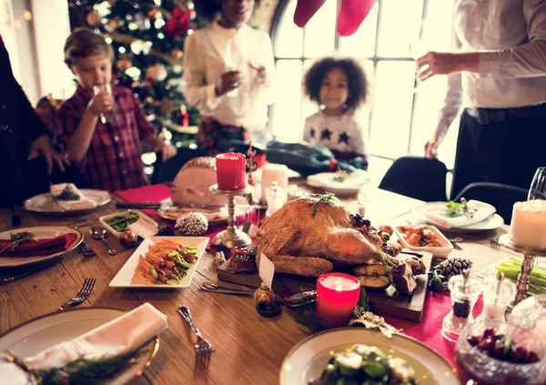 Mensen zitten aan tafel geserveerd — Stockfoto