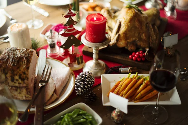 Tabel met kerstdiner — Stockfoto