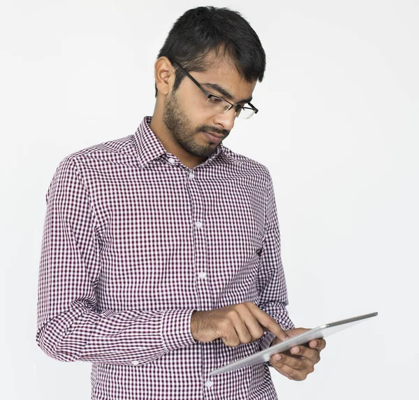 Hombre indio usando tableta digital — Foto de Stock