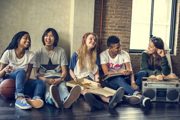 Adolescentes se divertem juntos — Fotografia de Stock