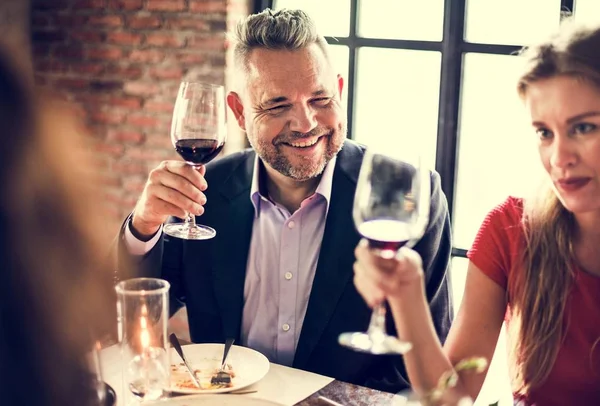 Веселые люди пьют вино — стоковое фото