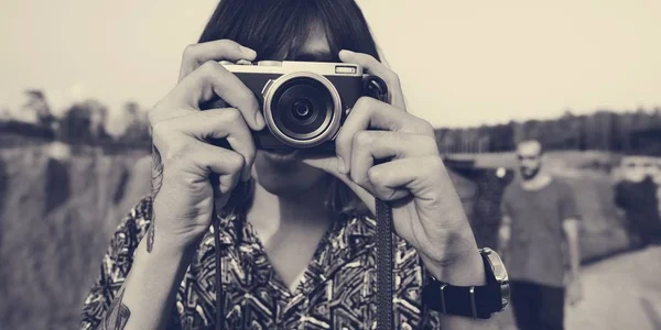 Fotograf spricht Foto in die Kamera — Stockfoto