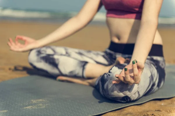 Wanita melakukan yoga — Stok Foto