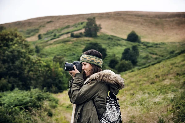 Junge Frau mit Fotokamera — Stockfoto