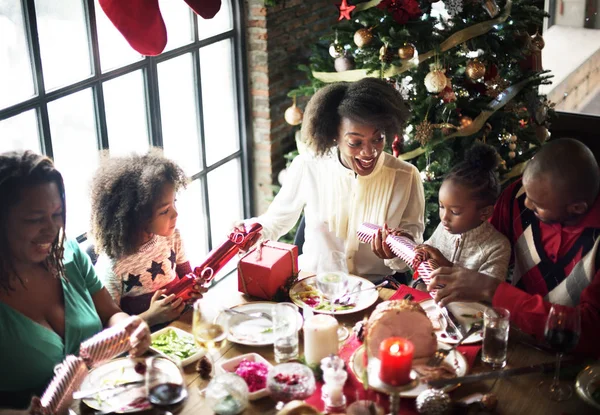 Οικογένεια γιορτάζει την παραμονή των Χριστουγέννων στο σπίτι — Φωτογραφία Αρχείου