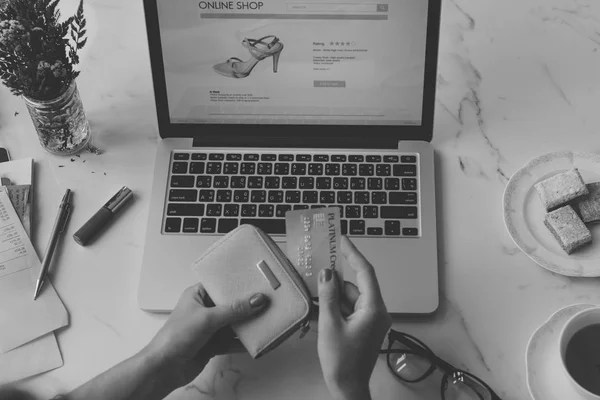 Mujer de compras en línea — Foto de Stock