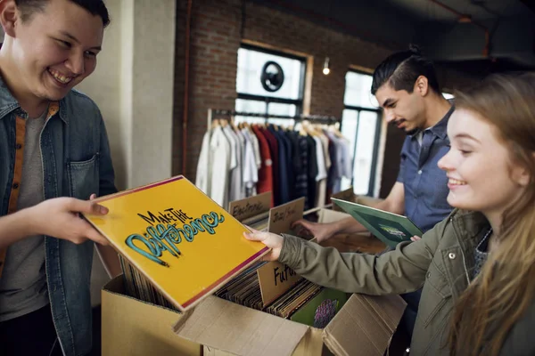 Amigos eligiendo Vinyl Records — Foto de Stock