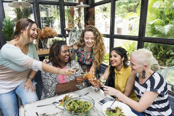 Donne che cenano — Foto Stock