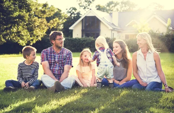 Grande famille à l'extérieur — Photo