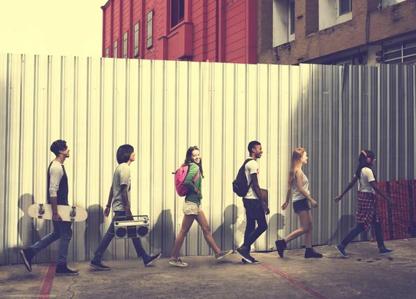 Diversos adolescentes se divierten —  Fotos de Stock