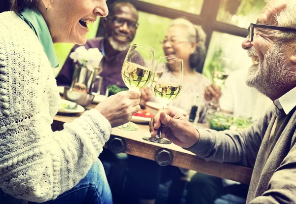 Senioren treffen sich — Stockfoto