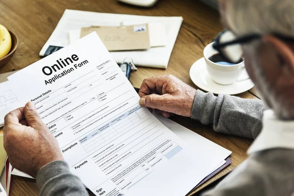 Älterer Mann mit Papier — Stockfoto