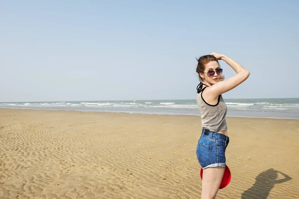 Chica con plato de frisbee en la playa —  Fotos de Stock