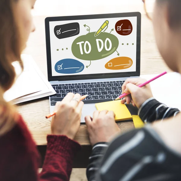 Meisjes werken met laptop — Stockfoto