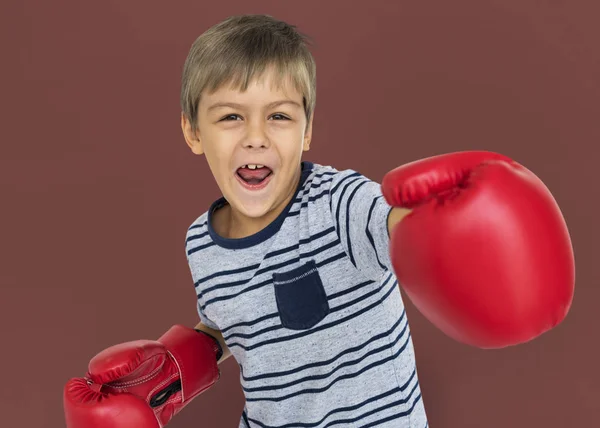 Niño usando guantes de boxeo —  Fotos de Stock