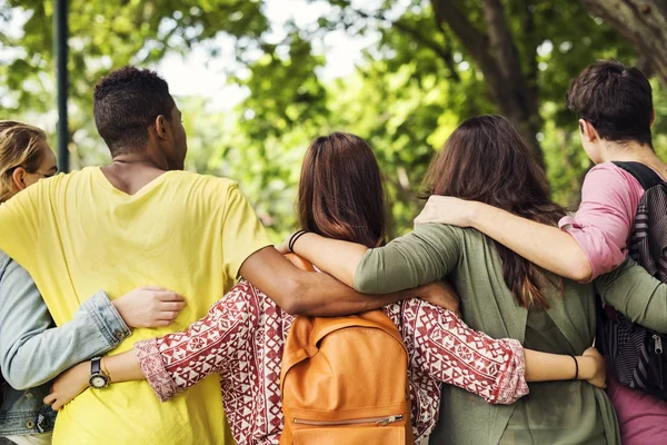 Junge Menschen binden sich die Hände — Stockfoto