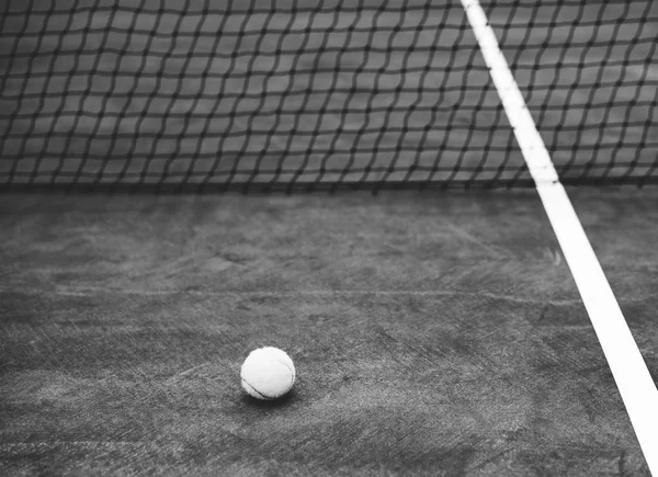 Γήπεδο τένις και μπάλα — Φωτογραφία Αρχείου