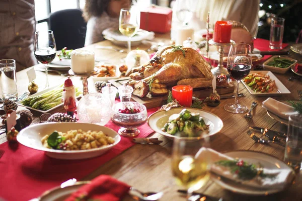 Familie dineren aan tafel geserveerd — Stockfoto
