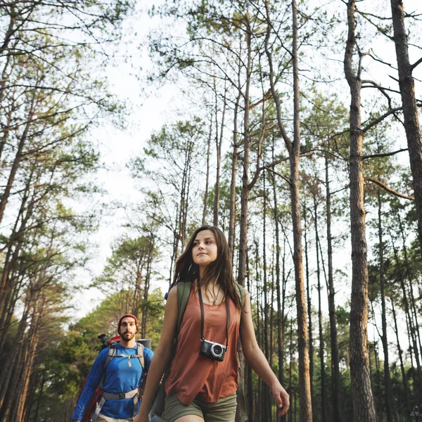 Casal jovem de viajantes — Fotografia de Stock