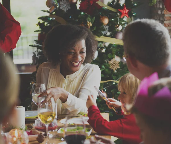 Família celebrando véspera de Natal em casa — Fotografia de Stock