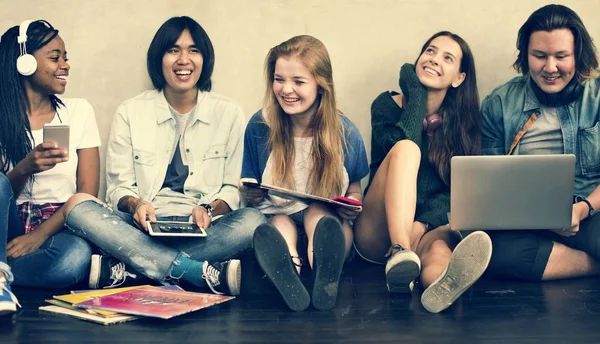 Adolescentes se divertem juntos — Fotografia de Stock