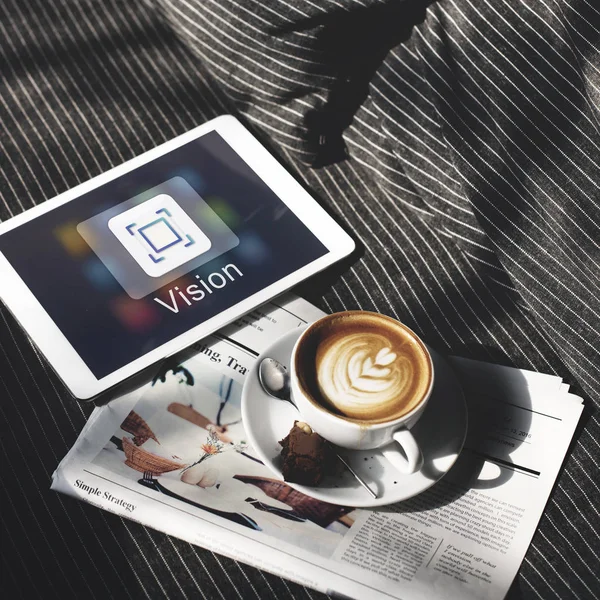 Digitales Tablet und Tasse Kaffee — Stockfoto