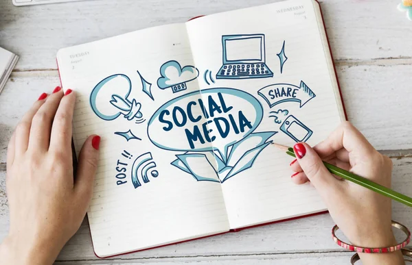 Günlüğe notlar yazan kadın