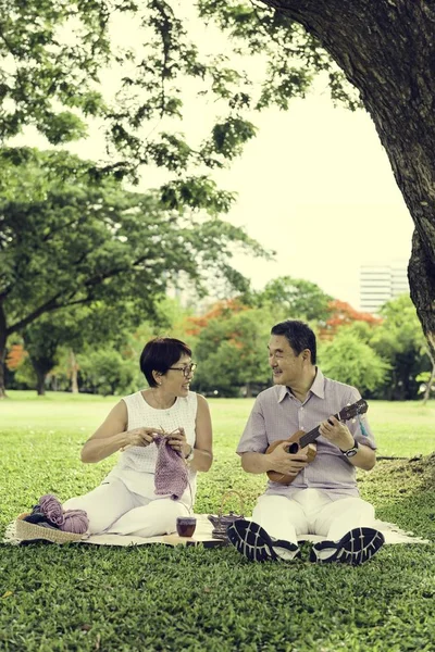 Couple spending time in the Park — Stock Photo, Image