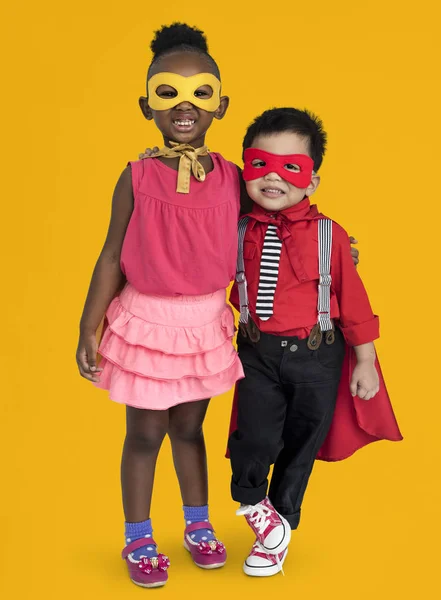 Мальчик и девочка в костюмах супергероев — стоковое фото