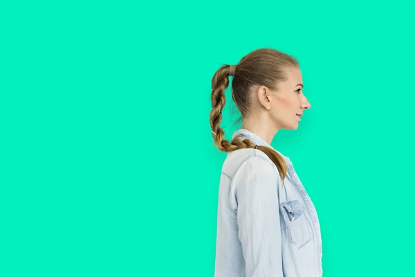 Mujer joven en el estudio — Foto de Stock