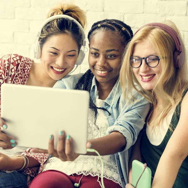 Vänner med digital tablet — Stockfoto