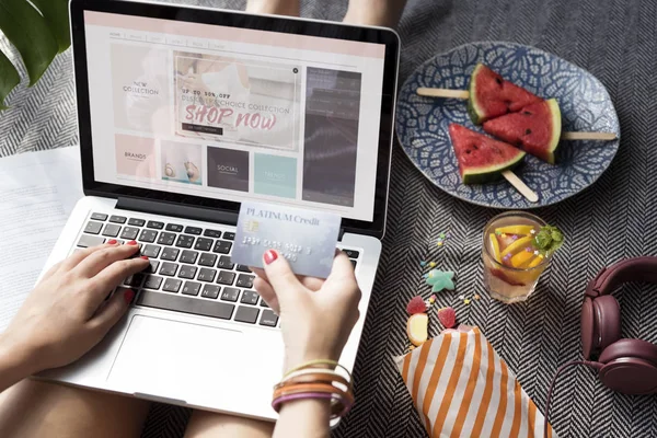 Vrouw surfen op internet — Stockfoto