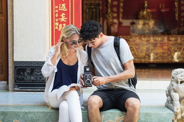 Par söker bilder på kameran — Stockfoto
